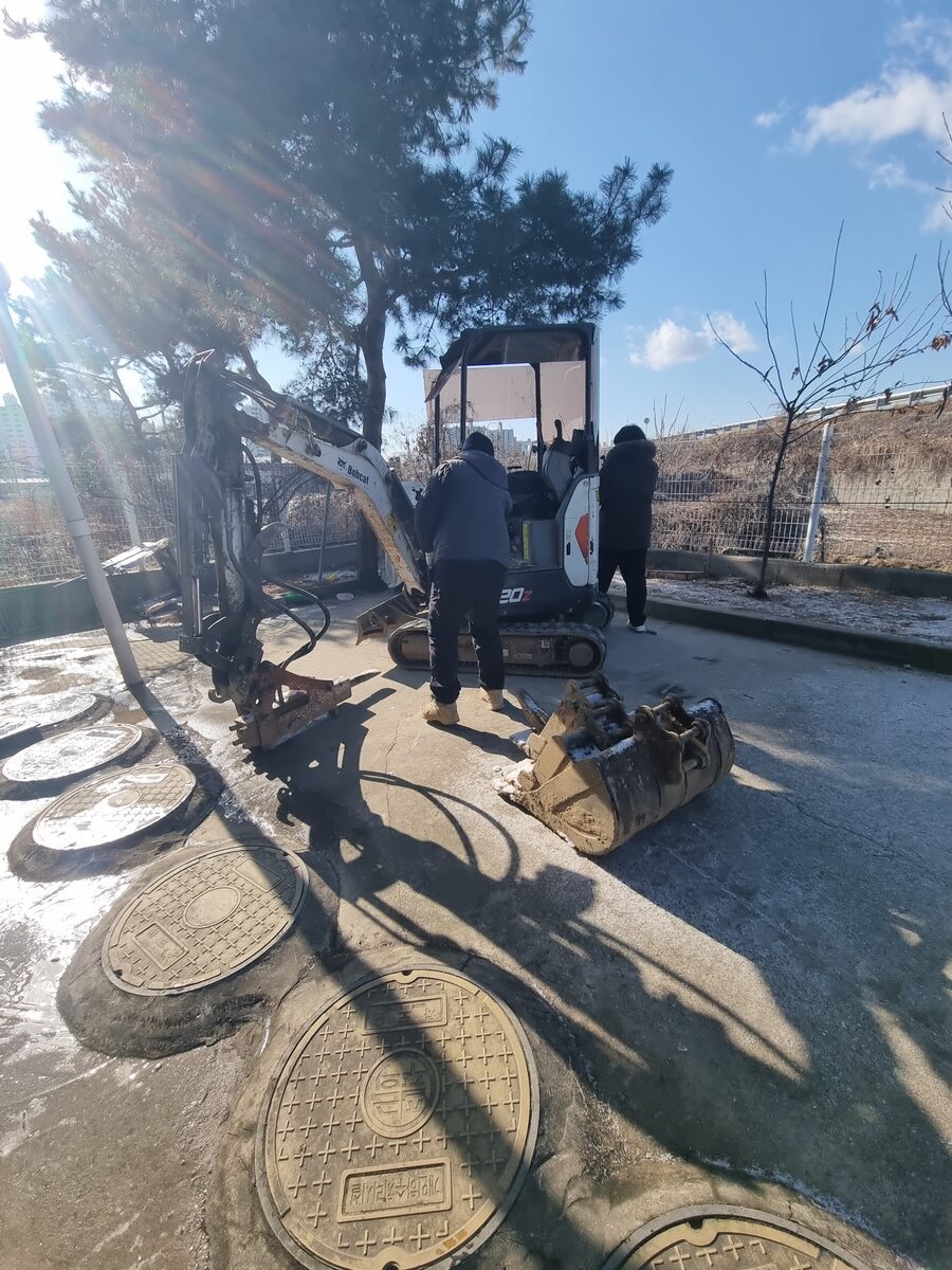 월곶면 옥외 배관 확인을 위한 굴착기 투입